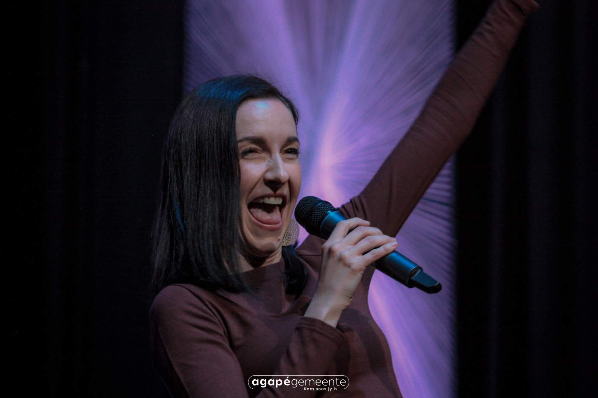 A close moment at the microphone